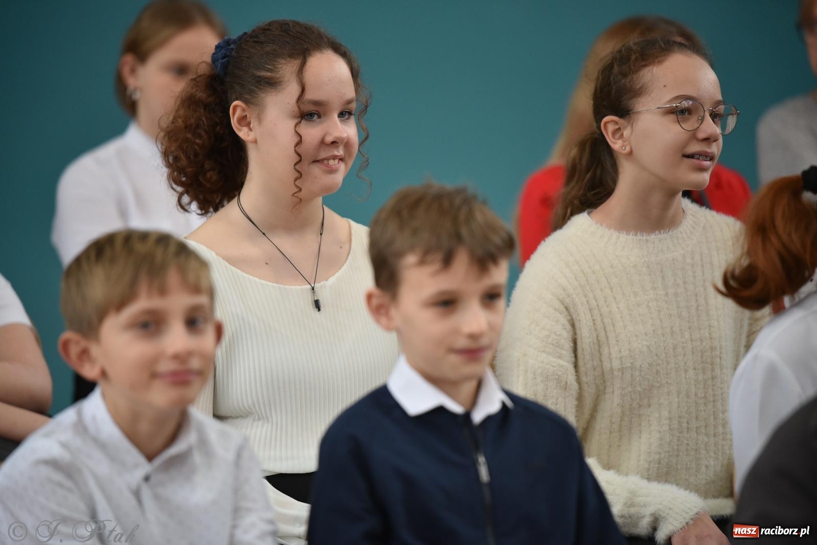 Zdjęcie w galerii na portalu naszraciborz.pl: Janek Górka zaśpiewał na urodzinach Piętnastki. Szkoła przy Słowackiego ma już 40 lat [FOTO i WIDEO] wiadomości z regionu