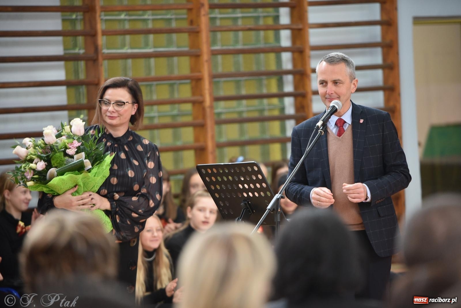 Zdjęcie w galerii na portalu naszraciborz.pl: Janek Górka zaśpiewał na urodzinach Piętnastki. Szkoła przy Słowackiego ma już 40 lat [FOTO i WIDEO] wiadomości z regionu