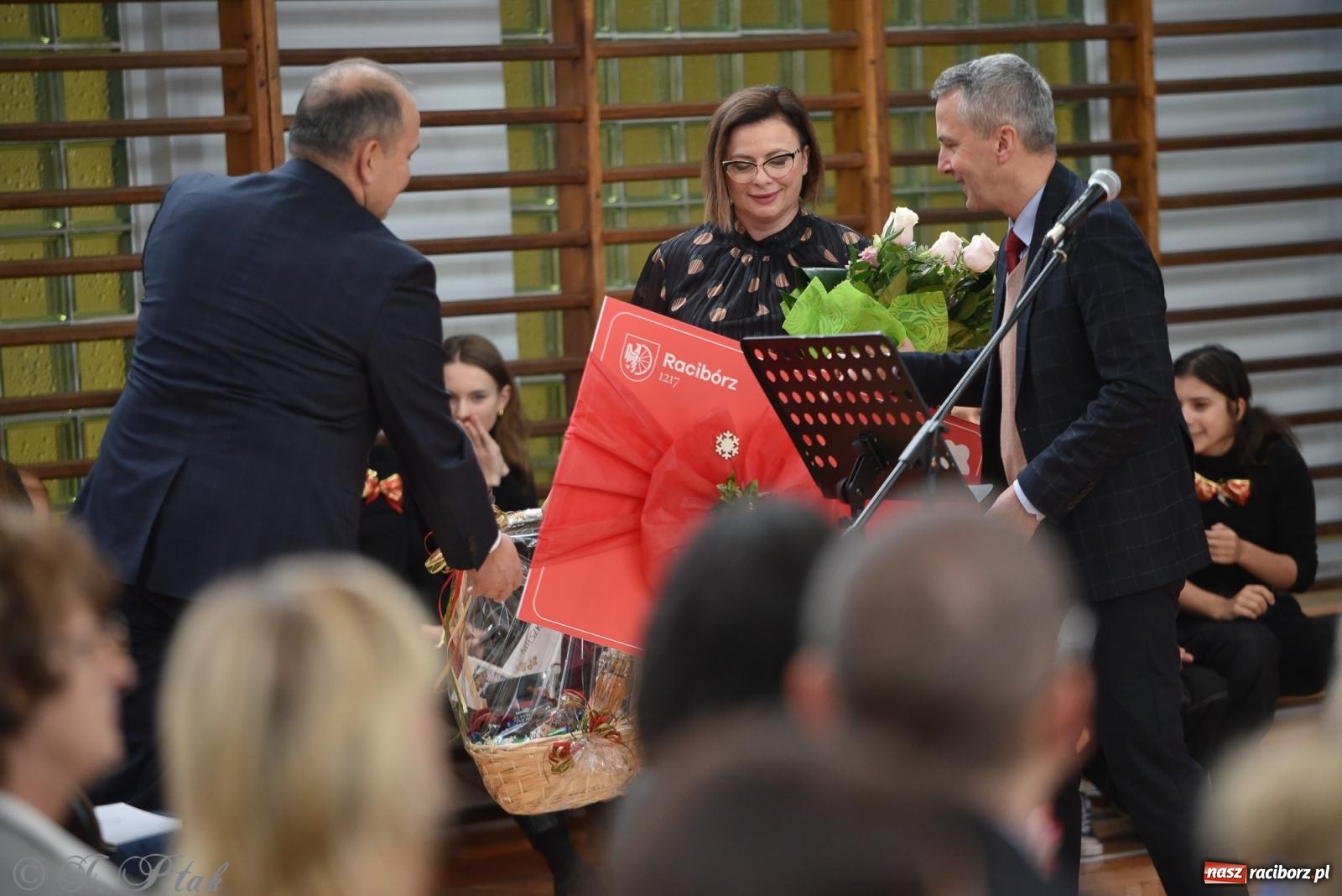 Zdjęcie w galerii na portalu naszraciborz.pl: Janek Górka zaśpiewał na urodzinach Piętnastki. Szkoła przy Słowackiego ma już 40 lat [FOTO i WIDEO] wiadomości z regionu