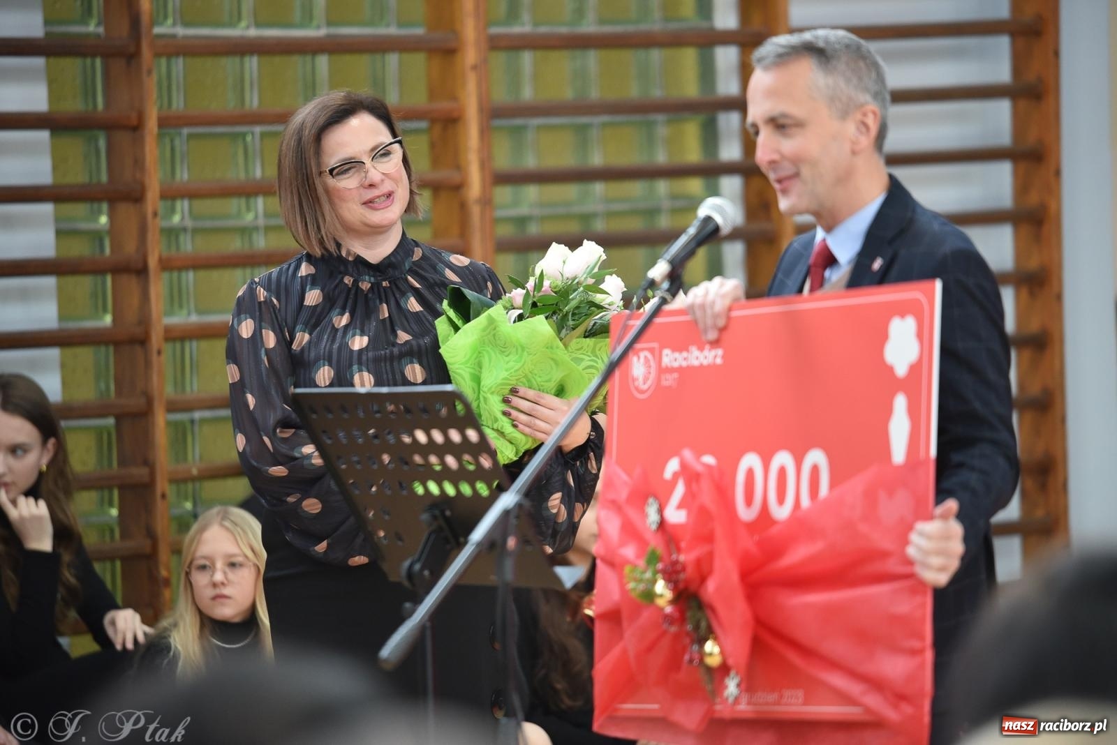 Zdjęcie w galerii na portalu naszraciborz.pl: Janek Górka zaśpiewał na urodzinach Piętnastki. Szkoła przy Słowackiego ma już 40 lat [FOTO i WIDEO] wiadomości z regionu