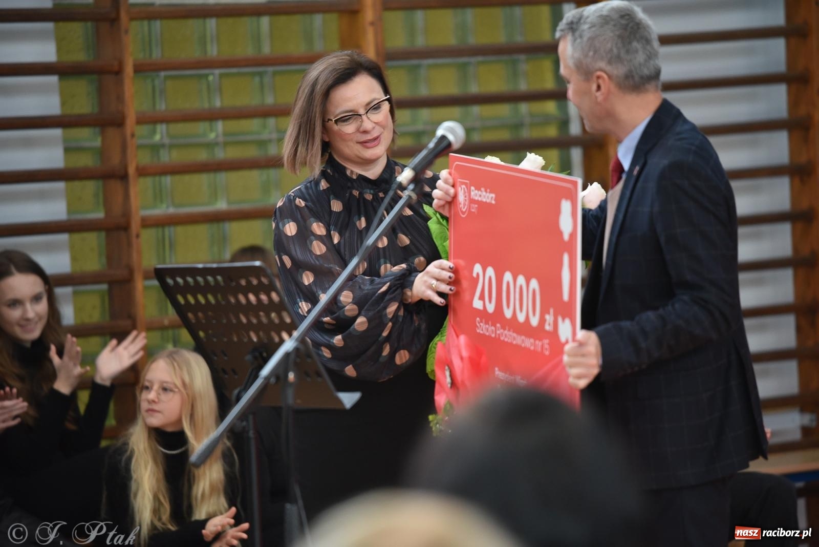 Zdjęcie w galerii na portalu naszraciborz.pl: Janek Górka zaśpiewał na urodzinach Piętnastki. Szkoła przy Słowackiego ma już 40 lat [FOTO i WIDEO] wiadomości z regionu