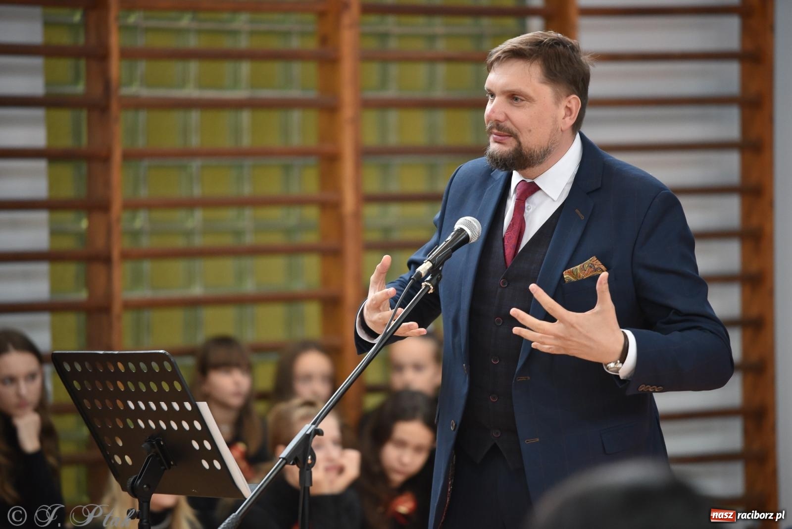 Zdjęcie w galerii na portalu naszraciborz.pl: Janek Górka zaśpiewał na urodzinach Piętnastki. Szkoła przy Słowackiego ma już 40 lat [FOTO i WIDEO] wiadomości z regionu