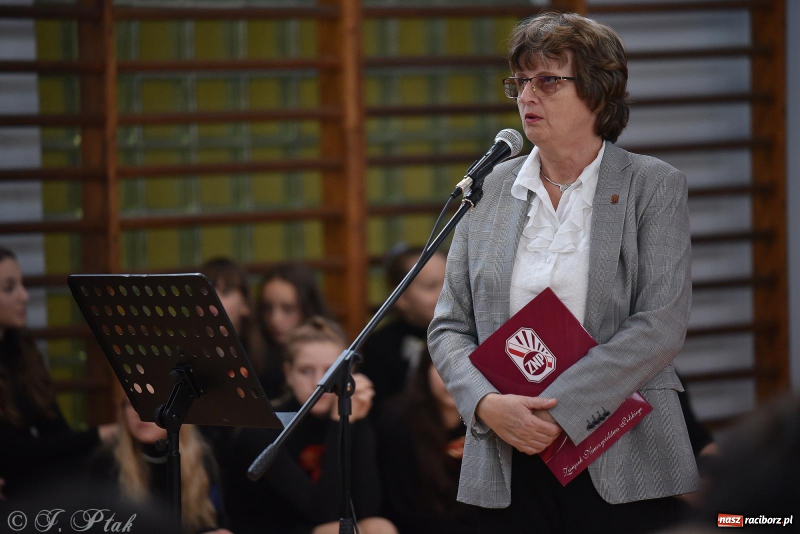 Zdjęcie w galerii na portalu naszraciborz.pl: Janek Górka zaśpiewał na urodzinach Piętnastki. Szkoła przy Słowackiego ma już 40 lat [FOTO i WIDEO] wiadomości z regionu