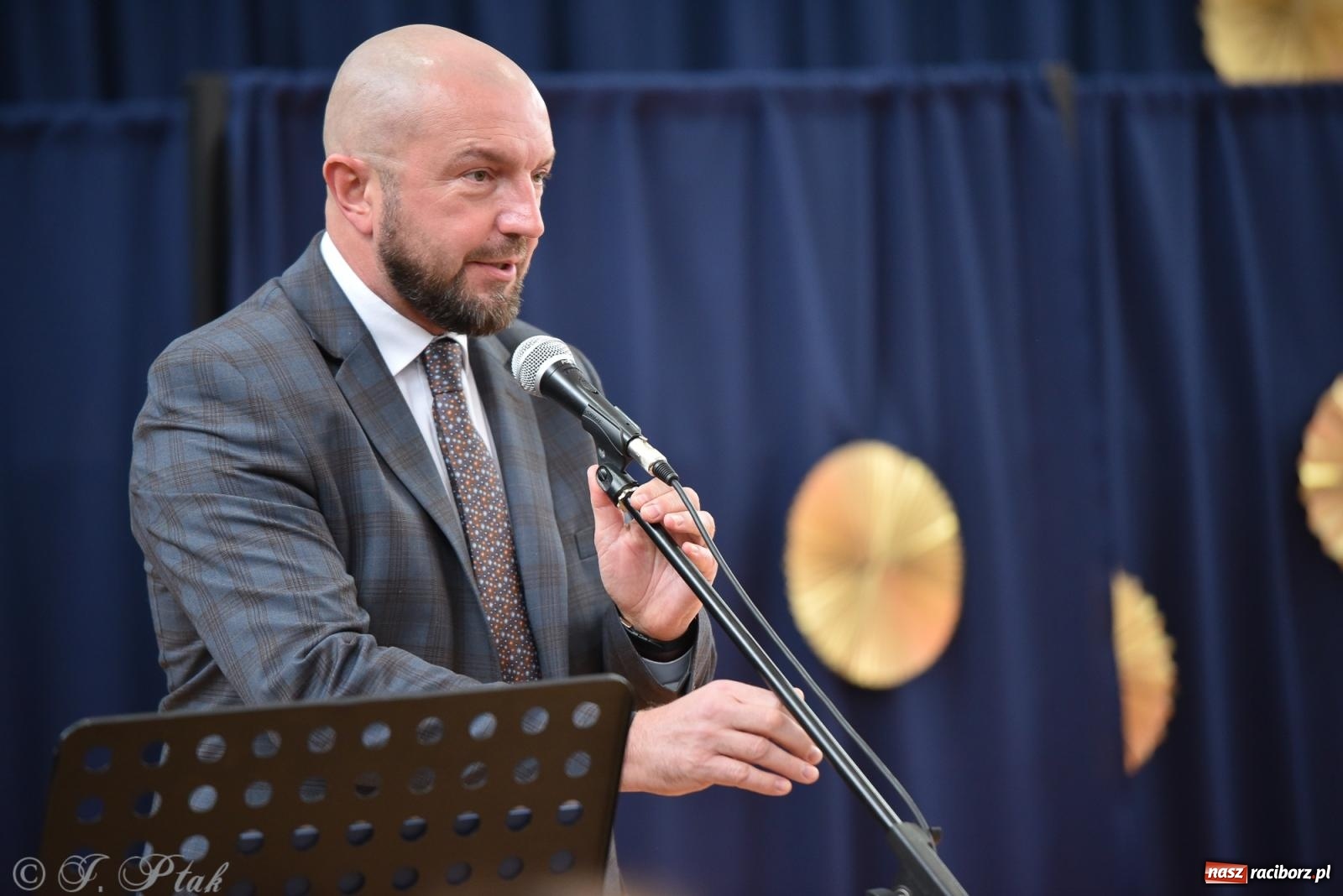 Zdjęcie w galerii na portalu naszraciborz.pl: Janek Górka zaśpiewał na urodzinach Piętnastki. Szkoła przy Słowackiego ma już 40 lat [FOTO i WIDEO] wiadomości z regionu