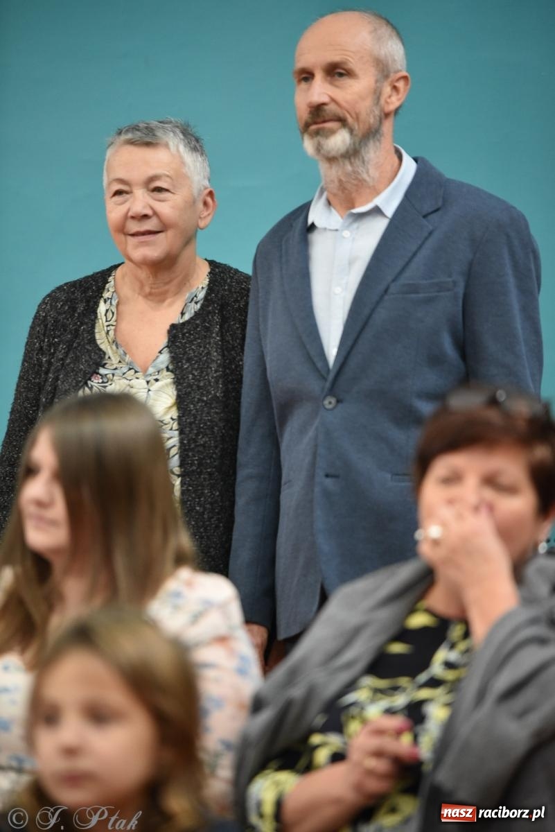 Zdjęcie w galerii na portalu naszraciborz.pl: Janek Górka zaśpiewał na urodzinach Piętnastki. Szkoła przy Słowackiego ma już 40 lat [FOTO i WIDEO] wiadomości z regionu