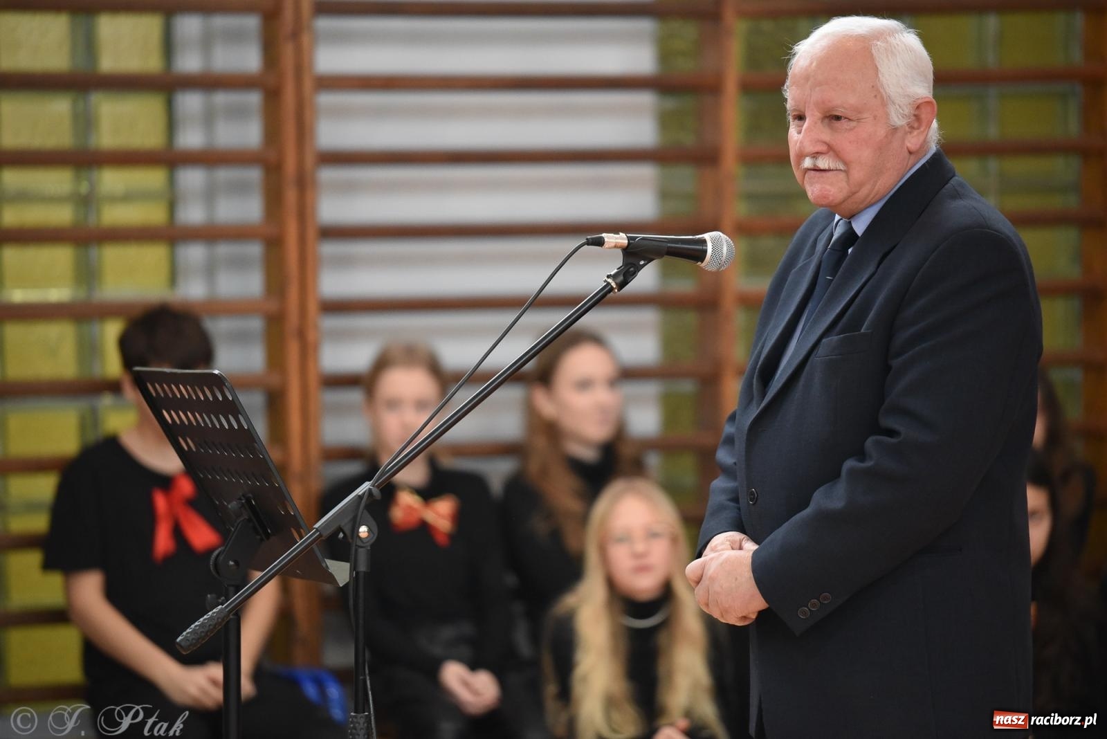 Zdjęcie w galerii na portalu naszraciborz.pl: Janek Górka zaśpiewał na urodzinach Piętnastki. Szkoła przy Słowackiego ma już 40 lat [FOTO i WIDEO] wiadomości z regionu