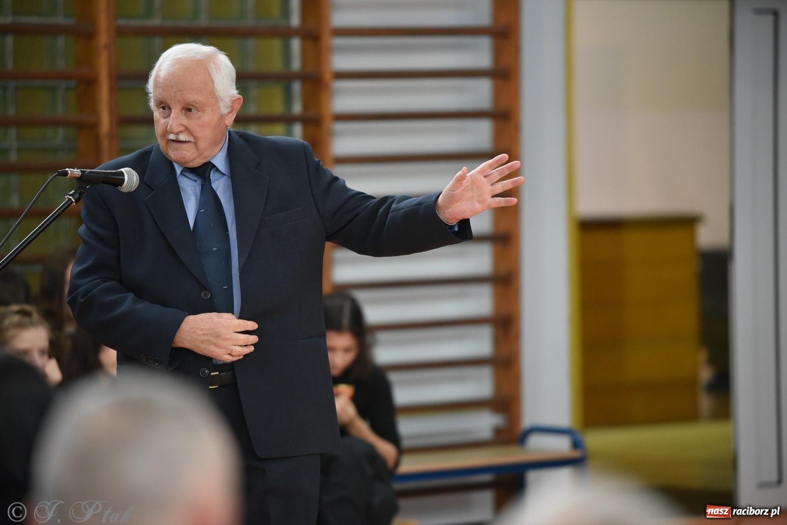 Zdjęcie w galerii na portalu naszraciborz.pl: Janek Górka zaśpiewał na urodzinach Piętnastki. Szkoła przy Słowackiego ma już 40 lat [FOTO i WIDEO] wiadomości z regionu