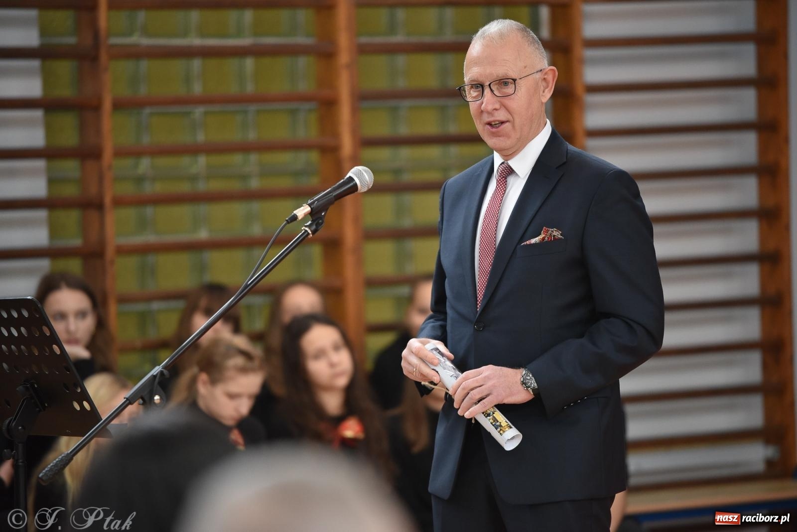 Zdjęcie w galerii na portalu naszraciborz.pl: Janek Górka zaśpiewał na urodzinach Piętnastki. Szkoła przy Słowackiego ma już 40 lat [FOTO i WIDEO] wiadomości z regionu