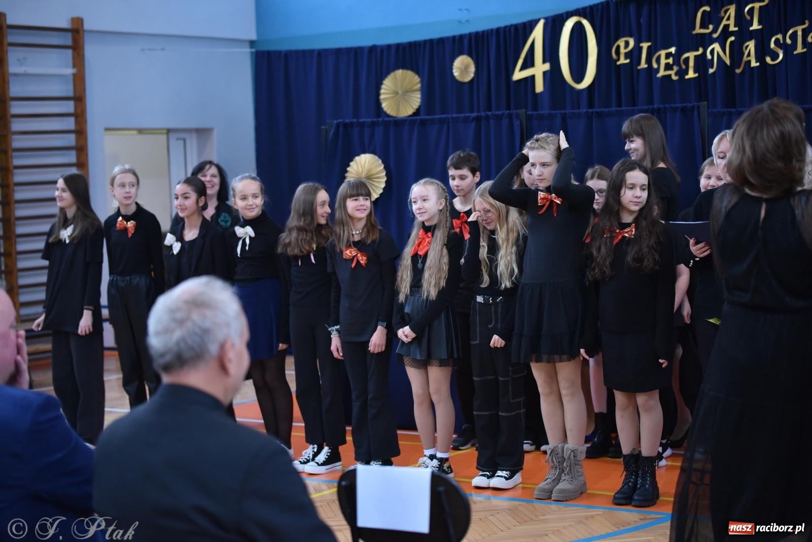 Zdjęcie w galerii na portalu naszraciborz.pl: Janek Górka zaśpiewał na urodzinach Piętnastki. Szkoła przy Słowackiego ma już 40 lat [FOTO i WIDEO] wiadomości z regionu