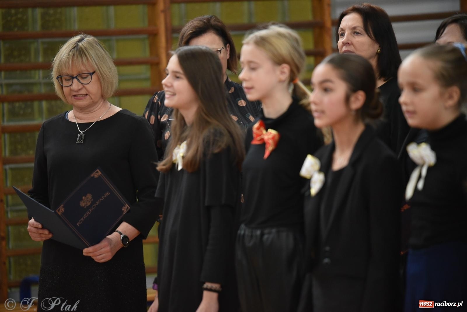 Zdjęcie w galerii na portalu naszraciborz.pl: Janek Górka zaśpiewał na urodzinach Piętnastki. Szkoła przy Słowackiego ma już 40 lat [FOTO i WIDEO] wiadomości z regionu
