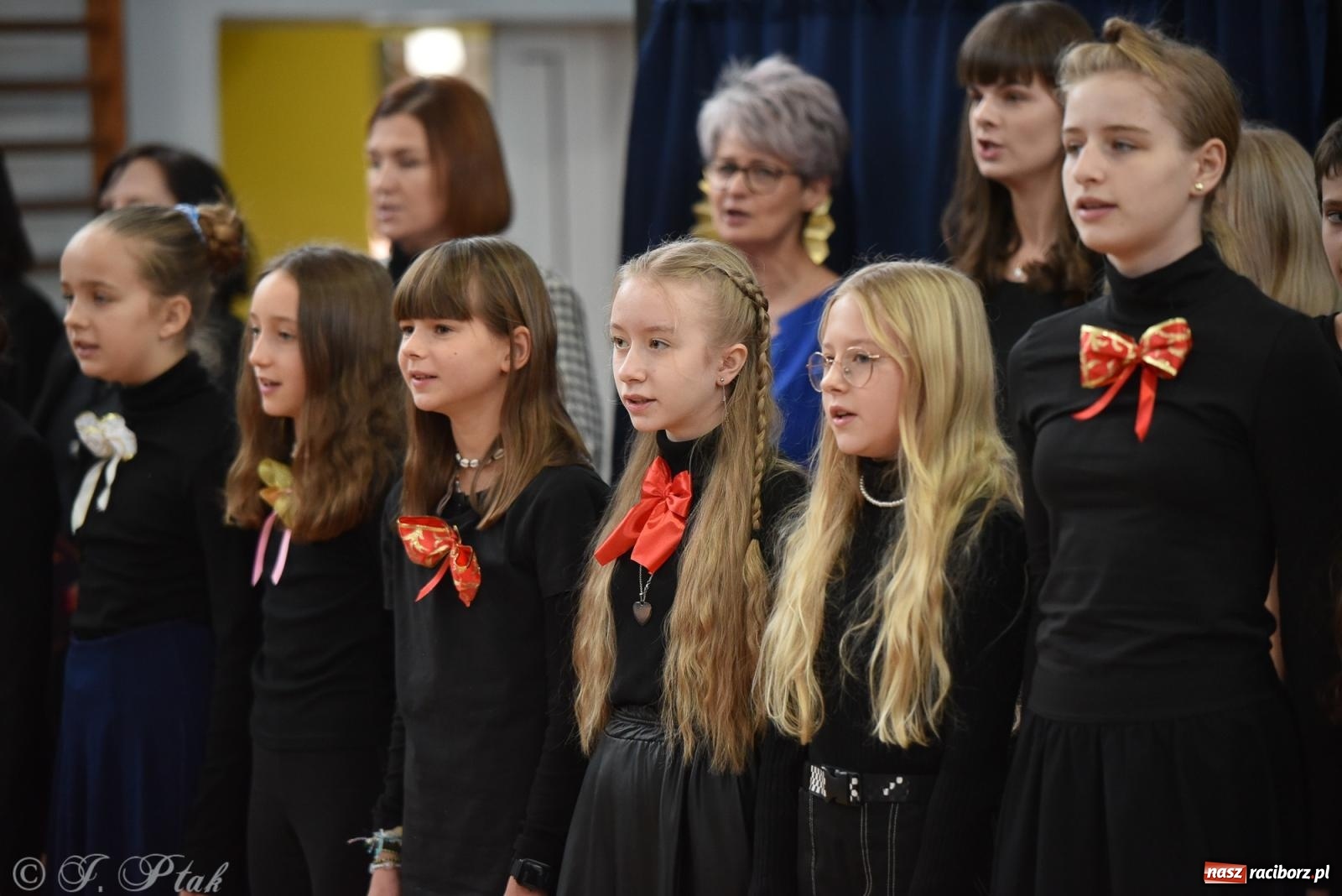 Zdjęcie w galerii na portalu naszraciborz.pl: Janek Górka zaśpiewał na urodzinach Piętnastki. Szkoła przy Słowackiego ma już 40 lat [FOTO i WIDEO] wiadomości z regionu