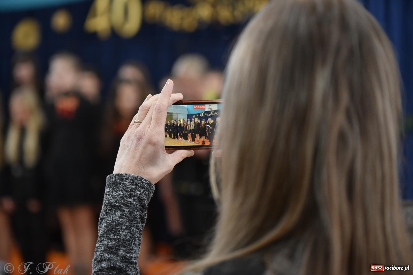 Zdjęcie w galerii na portalu naszraciborz.pl: Janek Górka zaśpiewał na urodzinach Piętnastki. Szkoła przy Słowackiego ma już 40 lat [FOTO i WIDEO] wiadomości z regionu