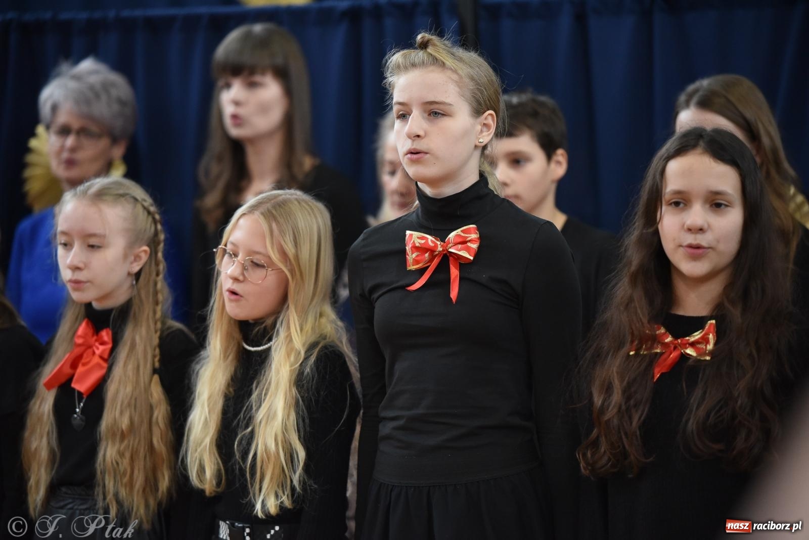 Zdjęcie w galerii na portalu naszraciborz.pl: Janek Górka zaśpiewał na urodzinach Piętnastki. Szkoła przy Słowackiego ma już 40 lat [FOTO i WIDEO] wiadomości z regionu