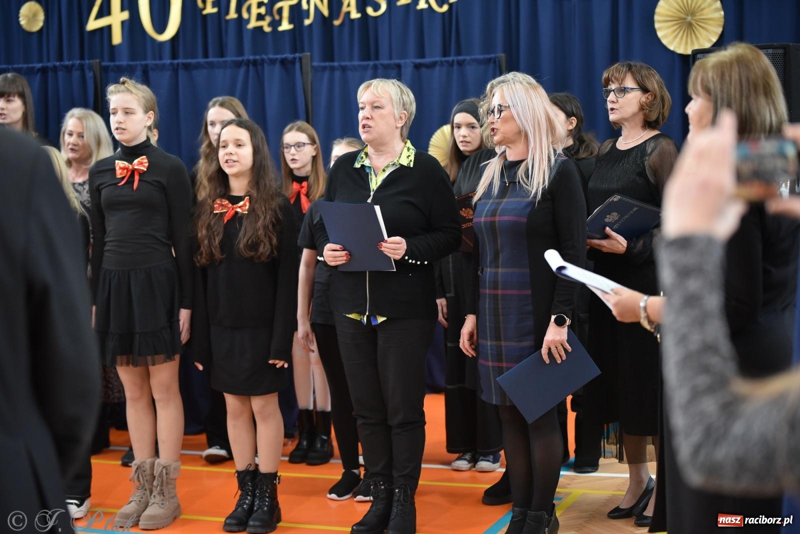 Zdjęcie w galerii na portalu naszraciborz.pl: Janek Górka zaśpiewał na urodzinach Piętnastki. Szkoła przy Słowackiego ma już 40 lat [FOTO i WIDEO] wiadomości z regionu
