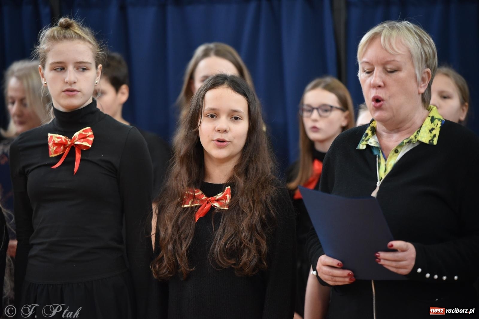 Zdjęcie w galerii na portalu naszraciborz.pl: Janek Górka zaśpiewał na urodzinach Piętnastki. Szkoła przy Słowackiego ma już 40 lat [FOTO i WIDEO] wiadomości z regionu