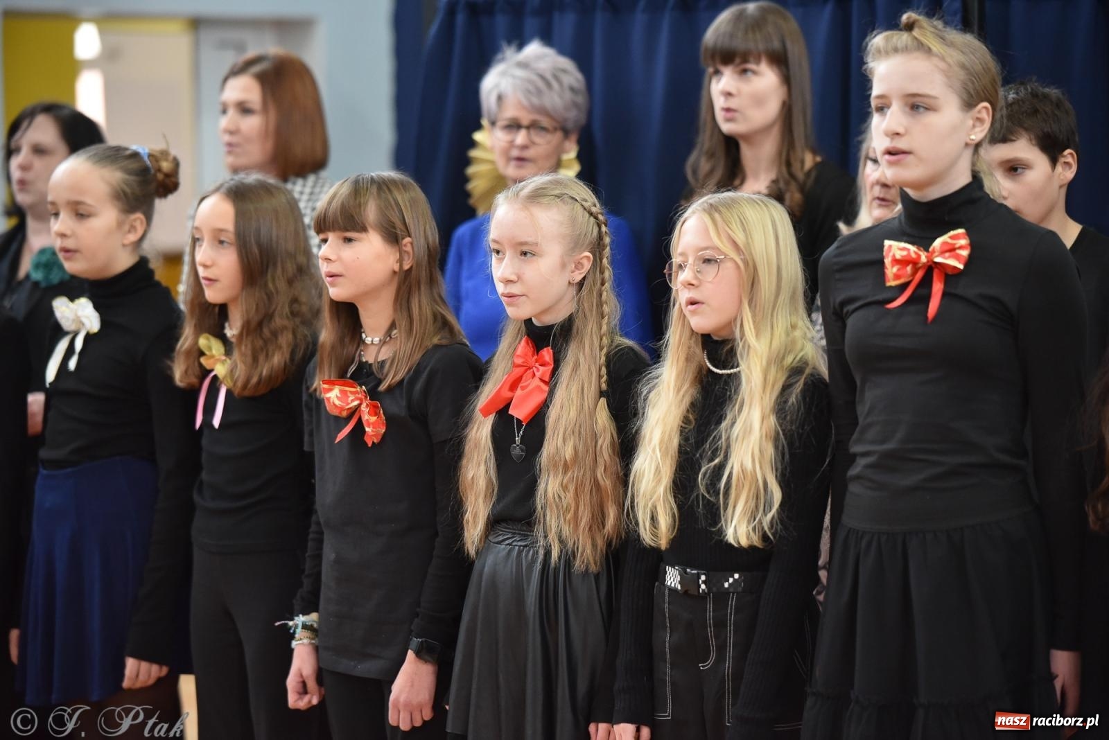 Zdjęcie w galerii na portalu naszraciborz.pl: Janek Górka zaśpiewał na urodzinach Piętnastki. Szkoła przy Słowackiego ma już 40 lat [FOTO i WIDEO] wiadomości z regionu