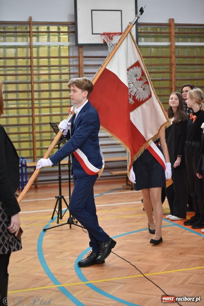 Zdjęcie w galerii na portalu naszraciborz.pl: Janek Górka zaśpiewał na urodzinach Piętnastki. Szkoła przy Słowackiego ma już 40 lat [FOTO i WIDEO] wiadomości z regionu