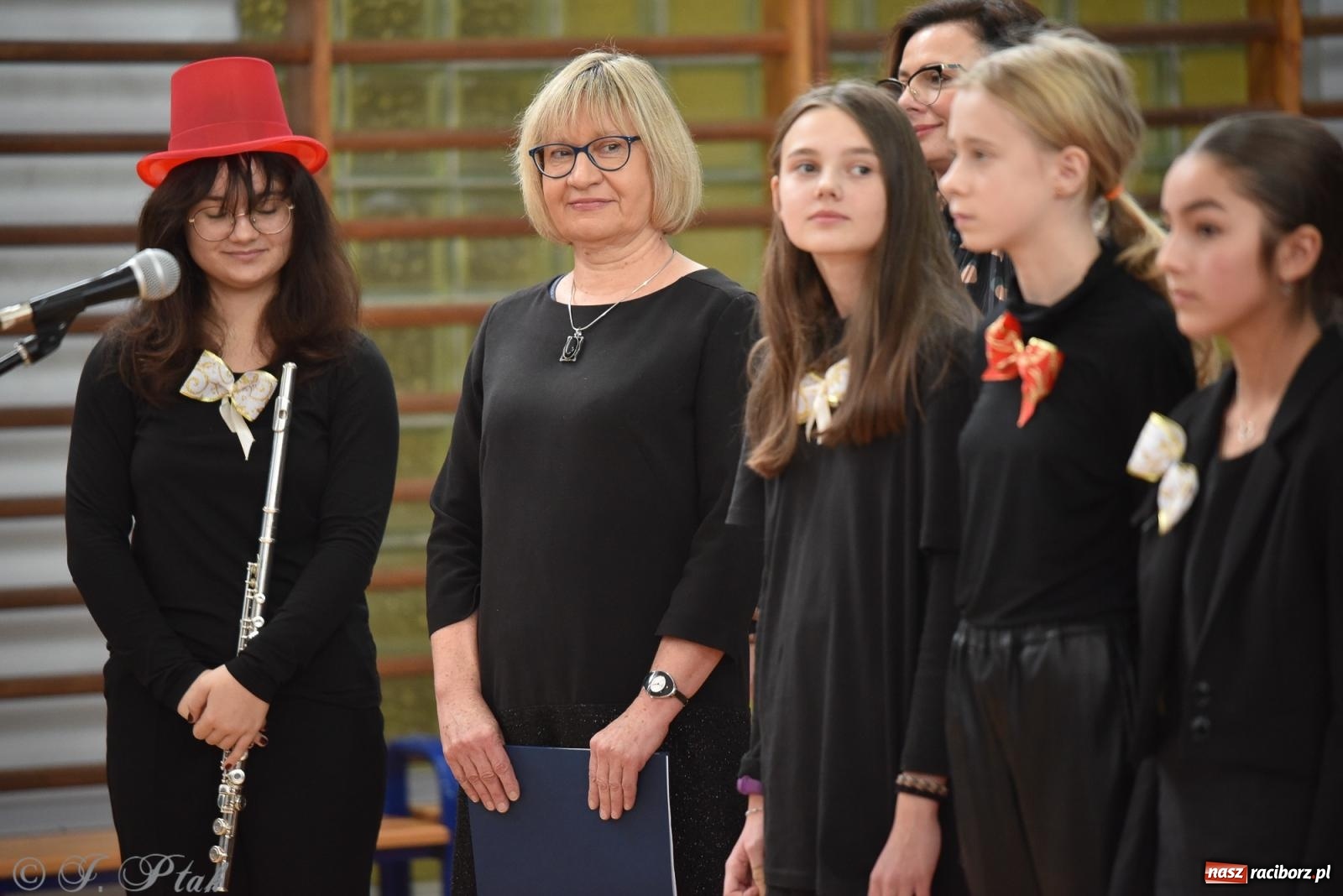Zdjęcie w galerii na portalu naszraciborz.pl: Janek Górka zaśpiewał na urodzinach Piętnastki. Szkoła przy Słowackiego ma już 40 lat [FOTO i WIDEO] wiadomości z regionu