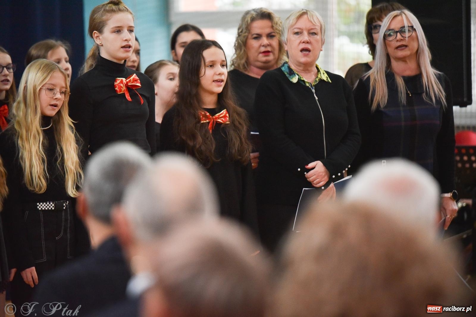 Zdjęcie w galerii na portalu naszraciborz.pl: Janek Górka zaśpiewał na urodzinach Piętnastki. Szkoła przy Słowackiego ma już 40 lat [FOTO i WIDEO] wiadomości z regionu