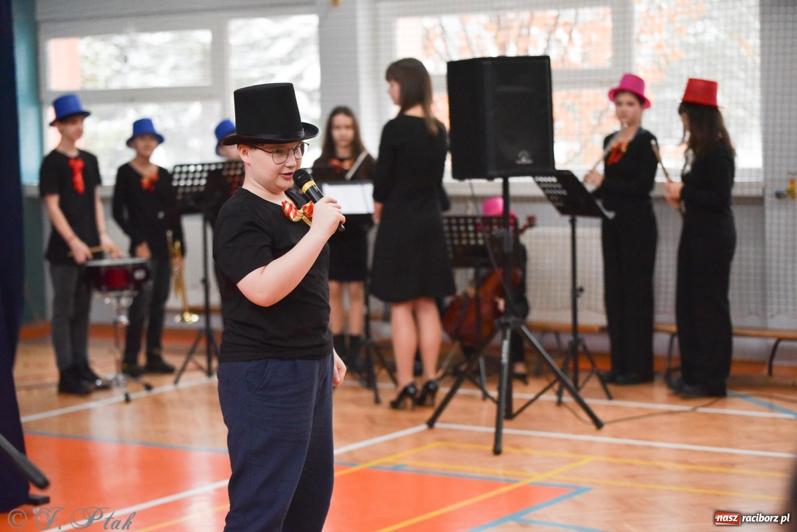 Zdjęcie w galerii na portalu naszraciborz.pl: Janek Górka zaśpiewał na urodzinach Piętnastki. Szkoła przy Słowackiego ma już 40 lat [FOTO i WIDEO] wiadomości z regionu