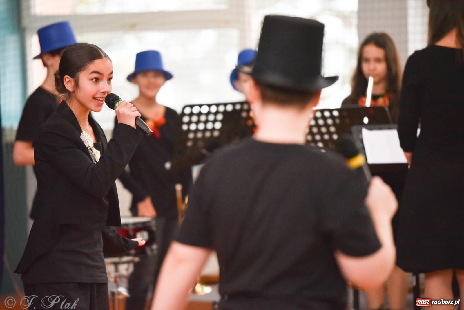 Zdjęcie w galerii na portalu naszraciborz.pl: Janek Górka zaśpiewał na urodzinach Piętnastki. Szkoła przy Słowackiego ma już 40 lat [FOTO i WIDEO] wiadomości z regionu