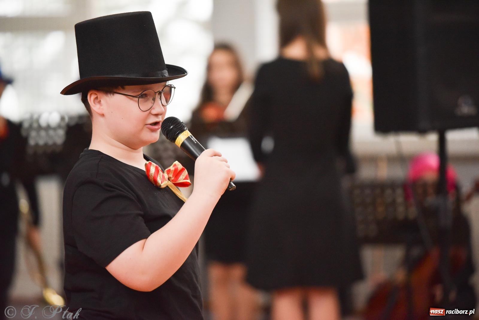 Zdjęcie w galerii na portalu naszraciborz.pl: Janek Górka zaśpiewał na urodzinach Piętnastki. Szkoła przy Słowackiego ma już 40 lat [FOTO i WIDEO] wiadomości z regionu