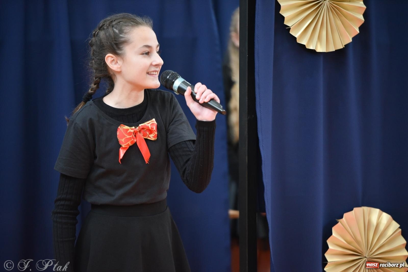 Zdjęcie w galerii na portalu naszraciborz.pl: Janek Górka zaśpiewał na urodzinach Piętnastki. Szkoła przy Słowackiego ma już 40 lat [FOTO i WIDEO] wiadomości z regionu