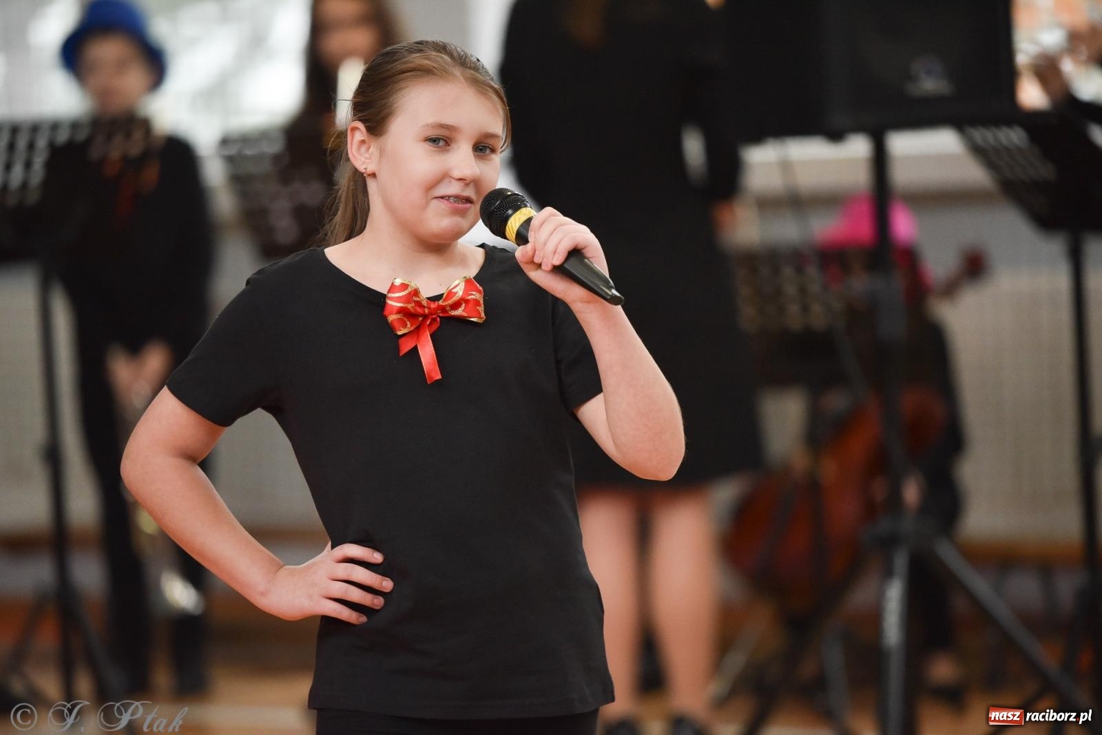 Zdjęcie w galerii na portalu naszraciborz.pl: Janek Górka zaśpiewał na urodzinach Piętnastki. Szkoła przy Słowackiego ma już 40 lat [FOTO i WIDEO] wiadomości z regionu