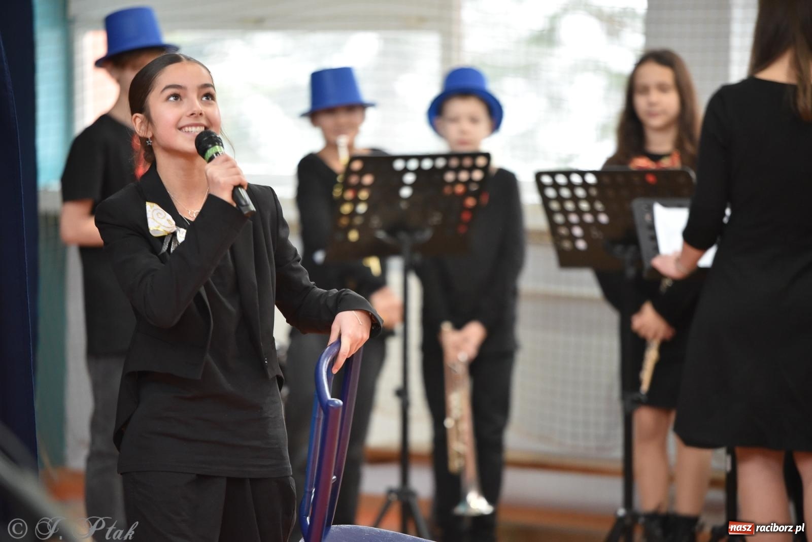 Zdjęcie w galerii na portalu naszraciborz.pl: Janek Górka zaśpiewał na urodzinach Piętnastki. Szkoła przy Słowackiego ma już 40 lat [FOTO i WIDEO] wiadomości z regionu