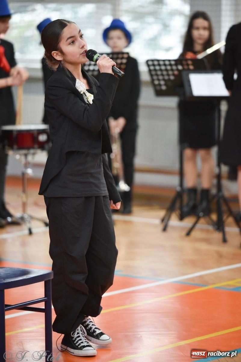 Zdjęcie w galerii na portalu naszraciborz.pl: Janek Górka zaśpiewał na urodzinach Piętnastki. Szkoła przy Słowackiego ma już 40 lat [FOTO i WIDEO] wiadomości z regionu