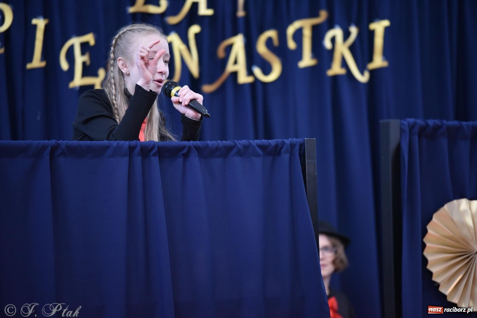 Zdjęcie w galerii na portalu naszraciborz.pl: Janek Górka zaśpiewał na urodzinach Piętnastki. Szkoła przy Słowackiego ma już 40 lat [FOTO i WIDEO] wiadomości z regionu