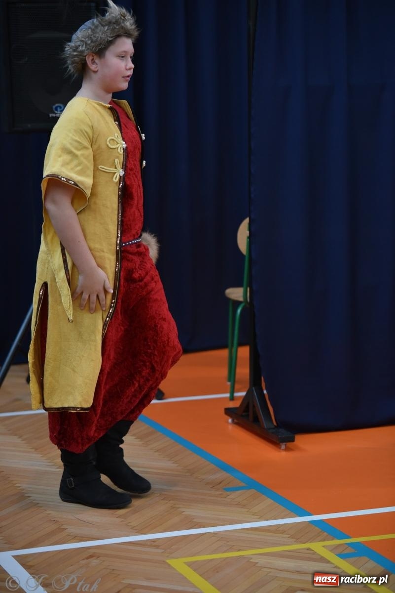 Zdjęcie w galerii na portalu naszraciborz.pl: Janek Górka zaśpiewał na urodzinach Piętnastki. Szkoła przy Słowackiego ma już 40 lat [FOTO i WIDEO] wiadomości z regionu