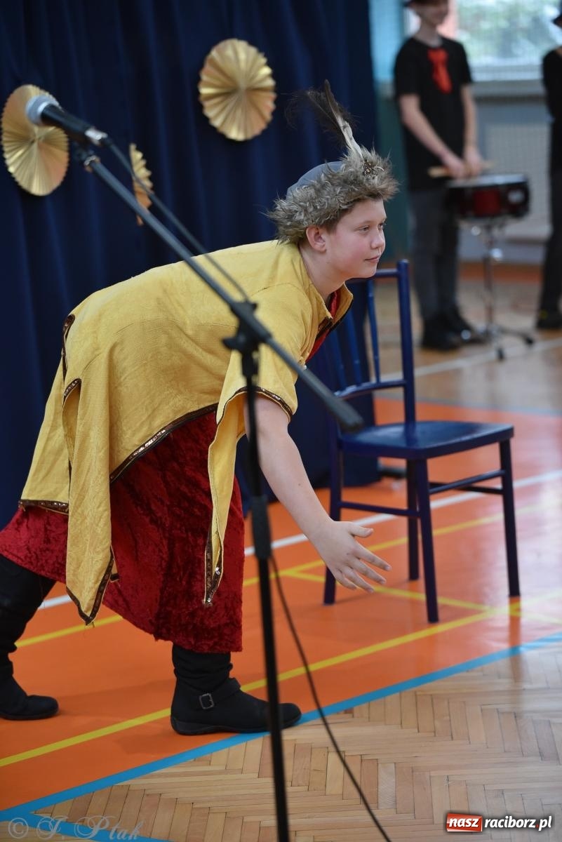 Zdjęcie w galerii na portalu naszraciborz.pl: Janek Górka zaśpiewał na urodzinach Piętnastki. Szkoła przy Słowackiego ma już 40 lat [FOTO i WIDEO] wiadomości z regionu
