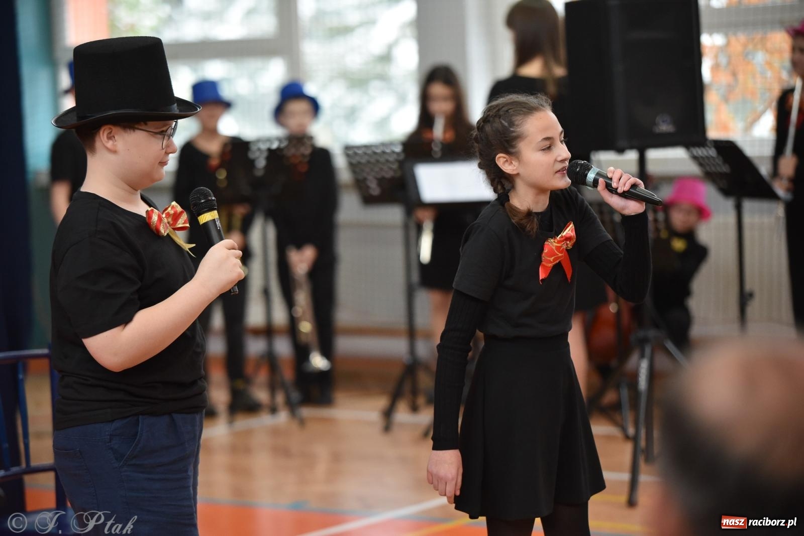 Zdjęcie w galerii na portalu naszraciborz.pl: Janek Górka zaśpiewał na urodzinach Piętnastki. Szkoła przy Słowackiego ma już 40 lat [FOTO i WIDEO] wiadomości z regionu