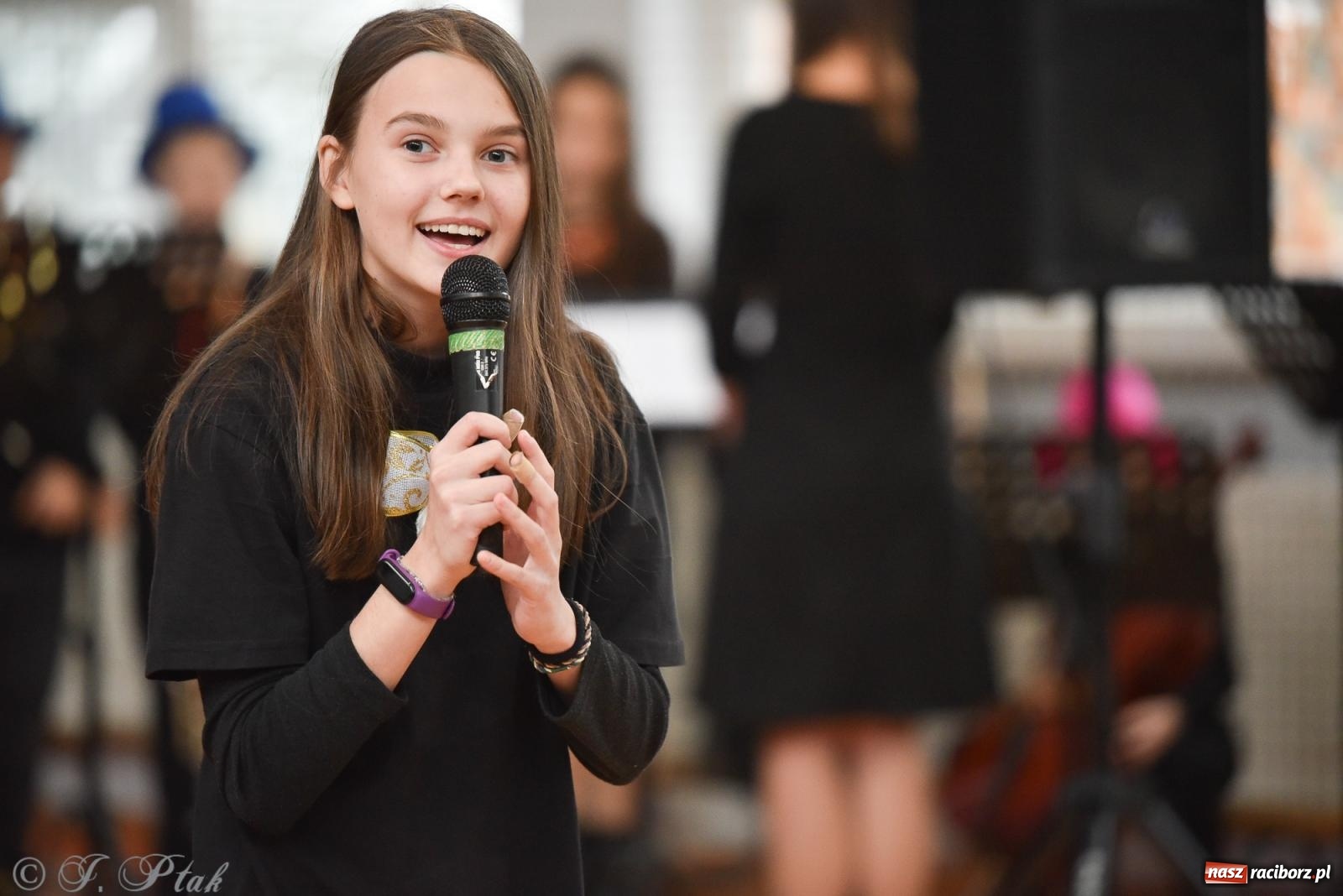 Zdjęcie w galerii na portalu naszraciborz.pl: Janek Górka zaśpiewał na urodzinach Piętnastki. Szkoła przy Słowackiego ma już 40 lat [FOTO i WIDEO] wiadomości z regionu