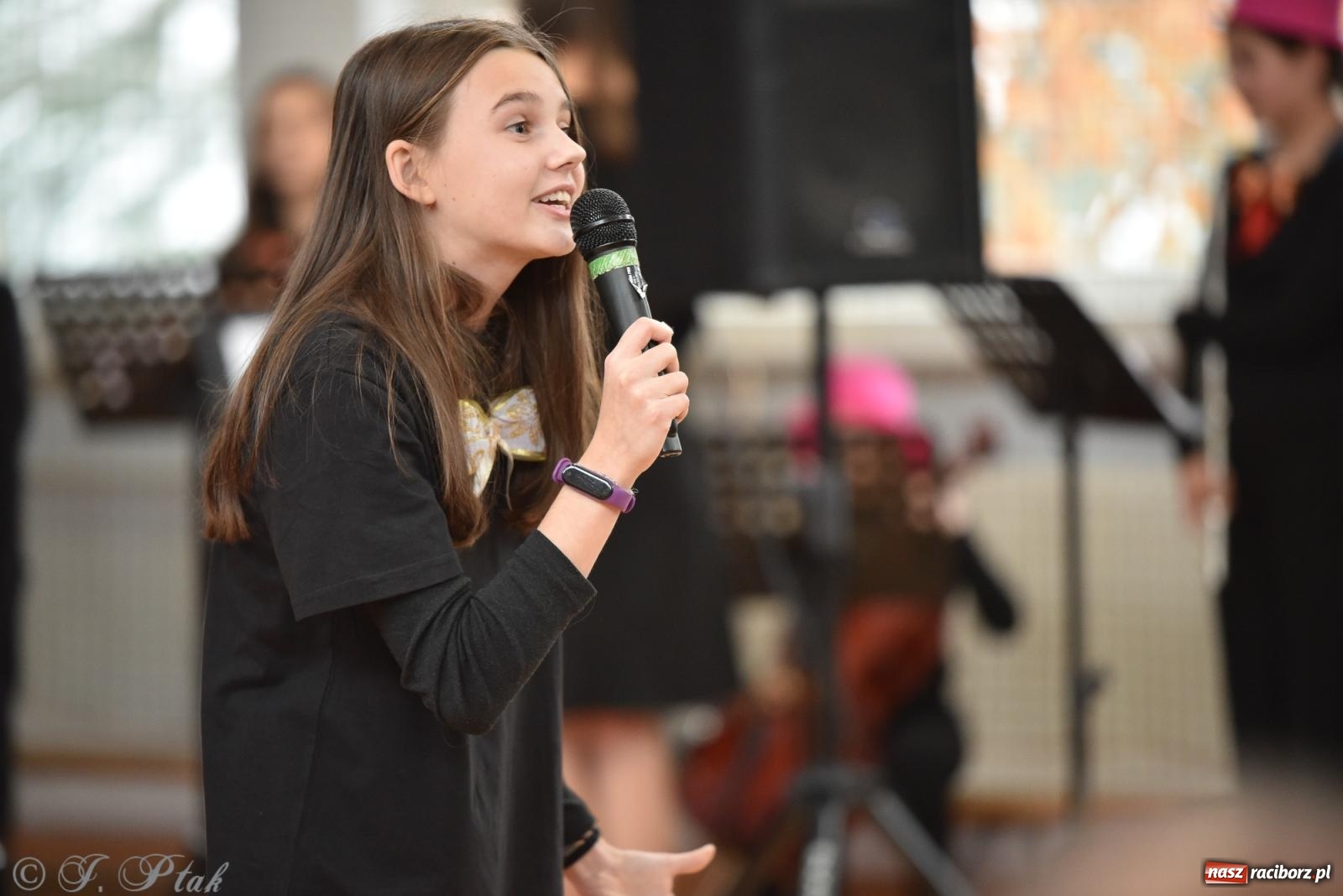 Zdjęcie w galerii na portalu naszraciborz.pl: Janek Górka zaśpiewał na urodzinach Piętnastki. Szkoła przy Słowackiego ma już 40 lat [FOTO i WIDEO] wiadomości z regionu