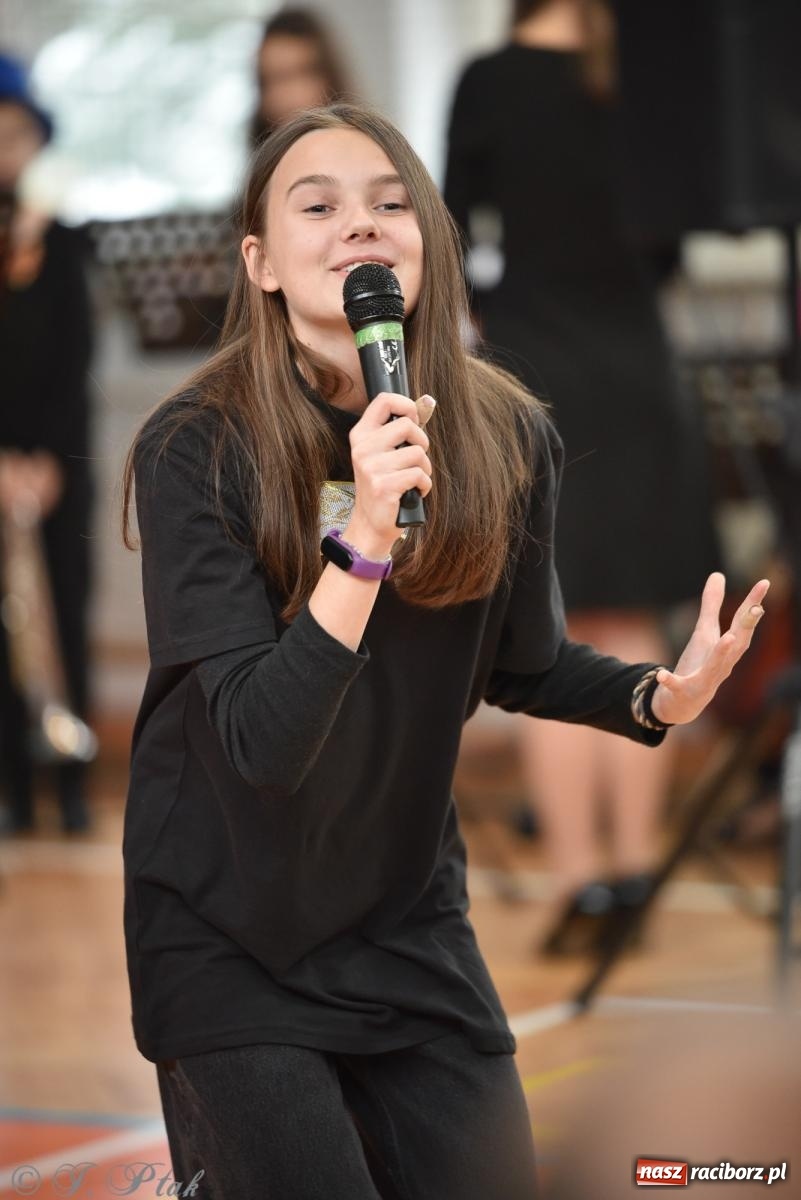 Zdjęcie w galerii na portalu naszraciborz.pl: Janek Górka zaśpiewał na urodzinach Piętnastki. Szkoła przy Słowackiego ma już 40 lat [FOTO i WIDEO] wiadomości z regionu