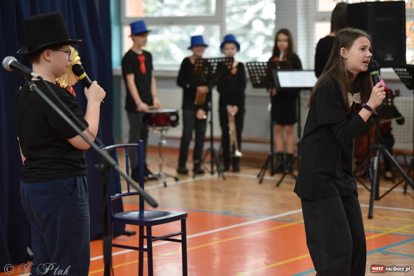 Zdjęcie w galerii na portalu naszraciborz.pl: Janek Górka zaśpiewał na urodzinach Piętnastki. Szkoła przy Słowackiego ma już 40 lat [FOTO i WIDEO] wiadomości z regionu