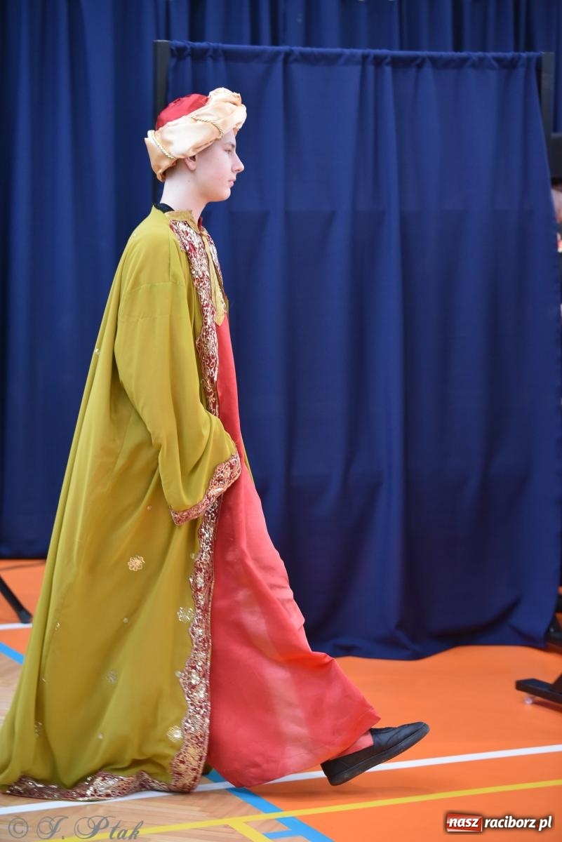 Zdjęcie w galerii na portalu naszraciborz.pl: Janek Górka zaśpiewał na urodzinach Piętnastki. Szkoła przy Słowackiego ma już 40 lat [FOTO i WIDEO] wiadomości z regionu