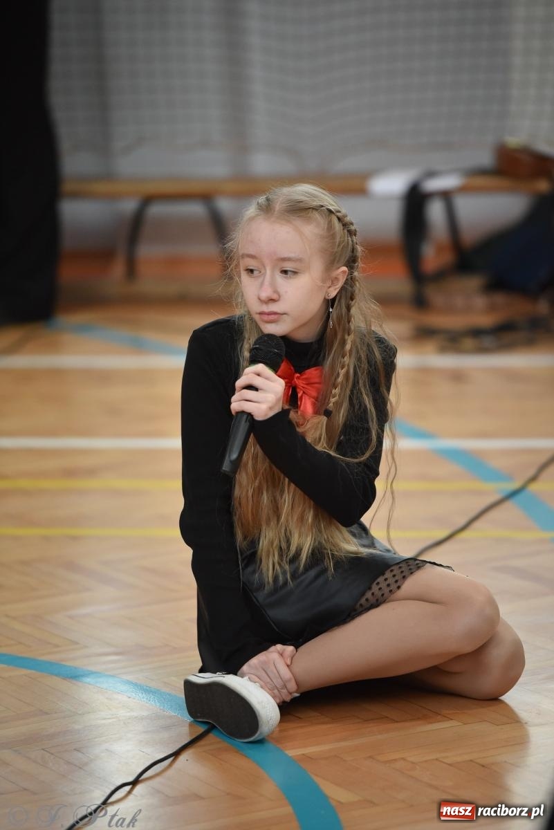 Zdjęcie w galerii na portalu naszraciborz.pl: Janek Górka zaśpiewał na urodzinach Piętnastki. Szkoła przy Słowackiego ma już 40 lat [FOTO i WIDEO] wiadomości z regionu