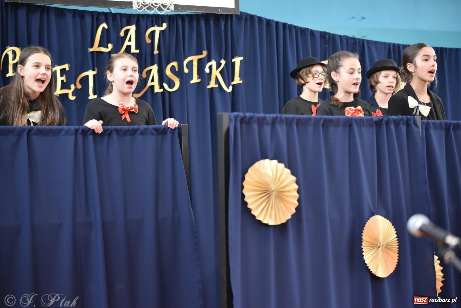 Zdjęcie w galerii na portalu naszraciborz.pl: Janek Górka zaśpiewał na urodzinach Piętnastki. Szkoła przy Słowackiego ma już 40 lat [FOTO i WIDEO] wiadomości z regionu