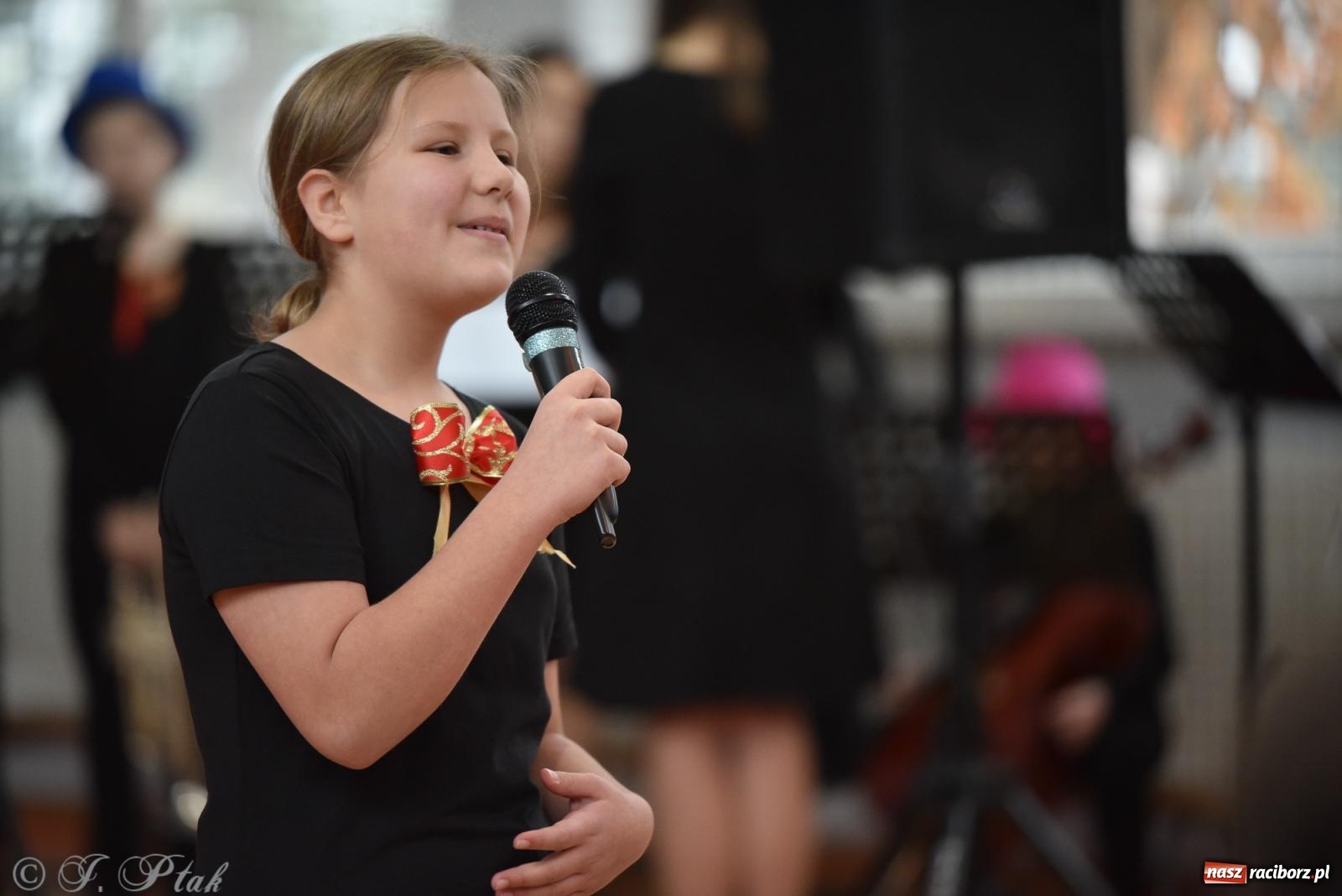 Zdjęcie w galerii na portalu naszraciborz.pl: Janek Górka zaśpiewał na urodzinach Piętnastki. Szkoła przy Słowackiego ma już 40 lat [FOTO i WIDEO] wiadomości z regionu