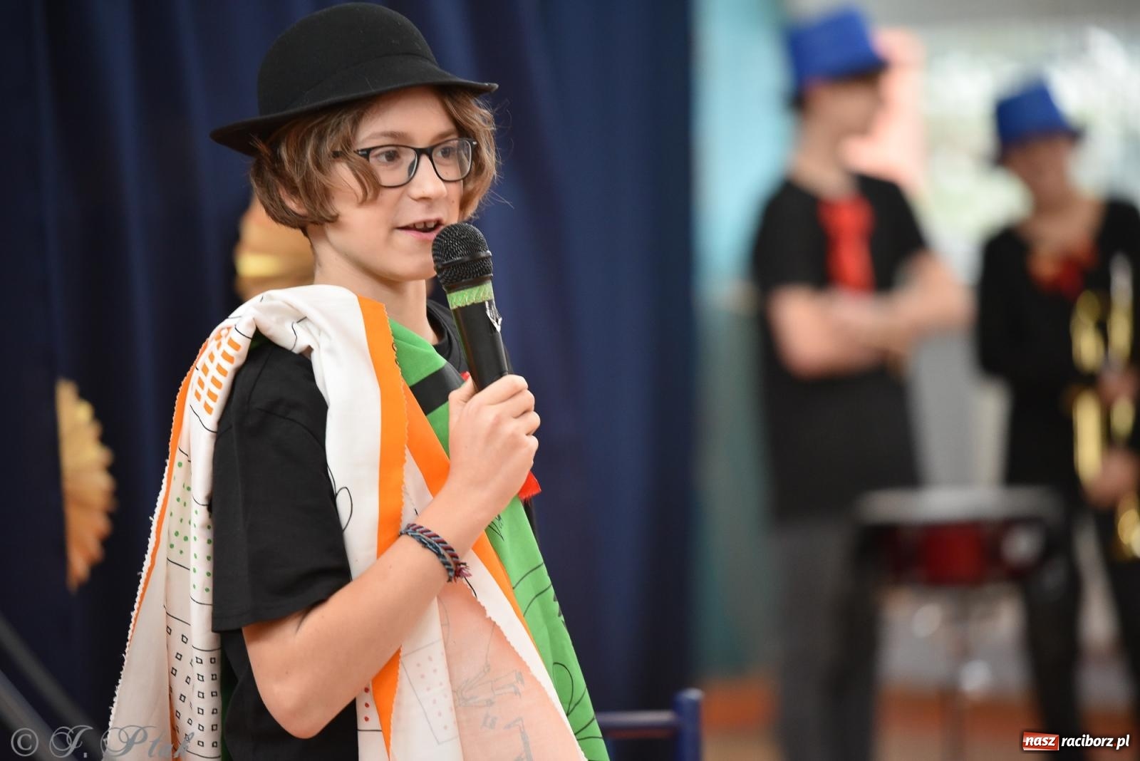 Zdjęcie w galerii na portalu naszraciborz.pl: Janek Górka zaśpiewał na urodzinach Piętnastki. Szkoła przy Słowackiego ma już 40 lat [FOTO i WIDEO] wiadomości z regionu