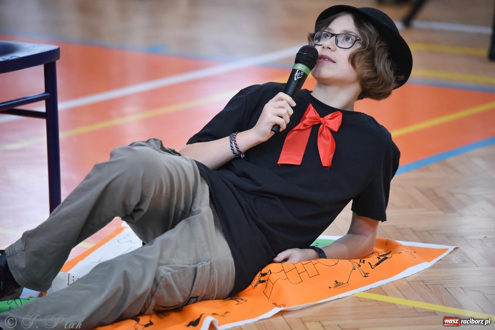 Zdjęcie w galerii na portalu naszraciborz.pl: Janek Górka zaśpiewał na urodzinach Piętnastki. Szkoła przy Słowackiego ma już 40 lat [FOTO i WIDEO] wiadomości z regionu