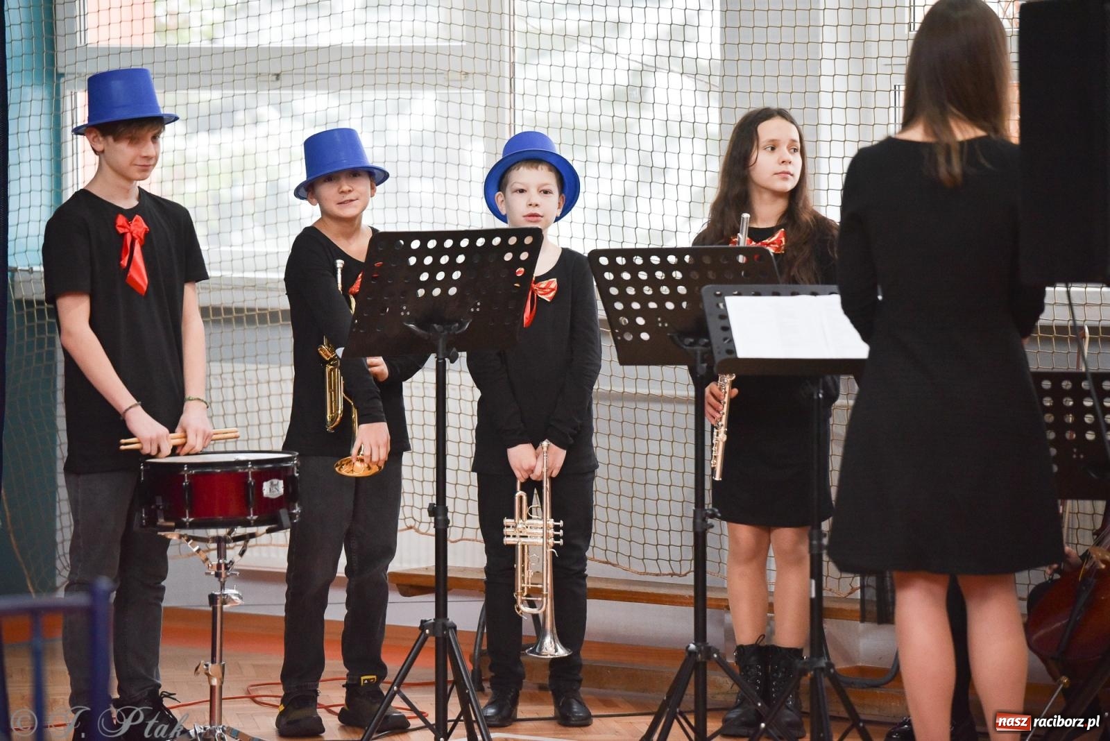 Zdjęcie w galerii na portalu naszraciborz.pl: Janek Górka zaśpiewał na urodzinach Piętnastki. Szkoła przy Słowackiego ma już 40 lat [FOTO i WIDEO] wiadomości z regionu