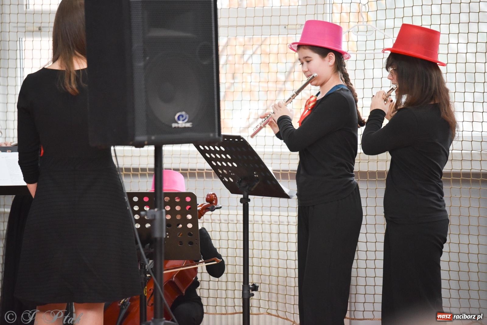 Zdjęcie w galerii na portalu naszraciborz.pl: Janek Górka zaśpiewał na urodzinach Piętnastki. Szkoła przy Słowackiego ma już 40 lat [FOTO i WIDEO] wiadomości z regionu