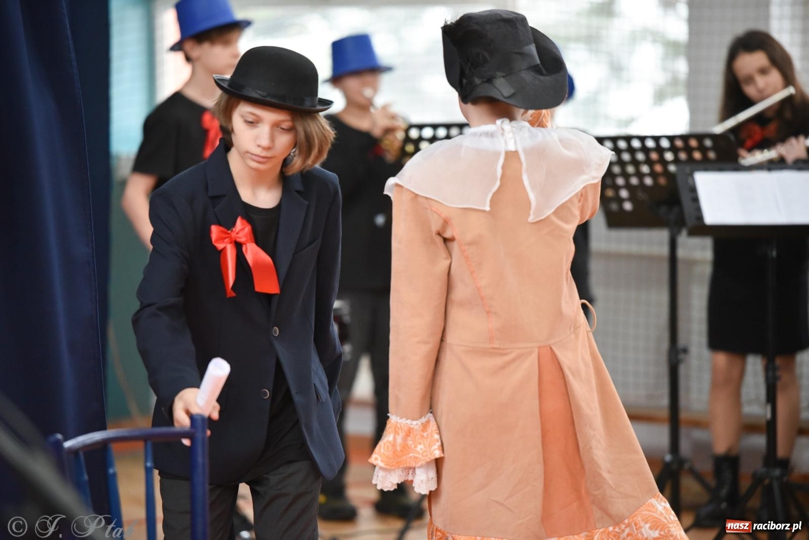 Zdjęcie w galerii na portalu naszraciborz.pl: Janek Górka zaśpiewał na urodzinach Piętnastki. Szkoła przy Słowackiego ma już 40 lat [FOTO i WIDEO] wiadomości z regionu