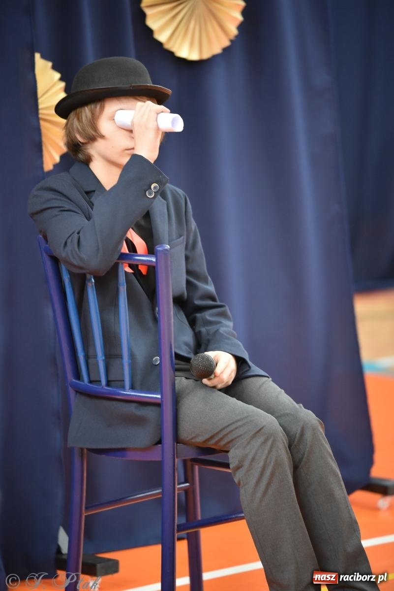 Zdjęcie w galerii na portalu naszraciborz.pl: Janek Górka zaśpiewał na urodzinach Piętnastki. Szkoła przy Słowackiego ma już 40 lat [FOTO i WIDEO] wiadomości z regionu