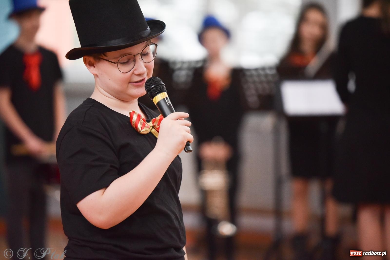 Zdjęcie w galerii na portalu naszraciborz.pl: Janek Górka zaśpiewał na urodzinach Piętnastki. Szkoła przy Słowackiego ma już 40 lat [FOTO i WIDEO] wiadomości z regionu