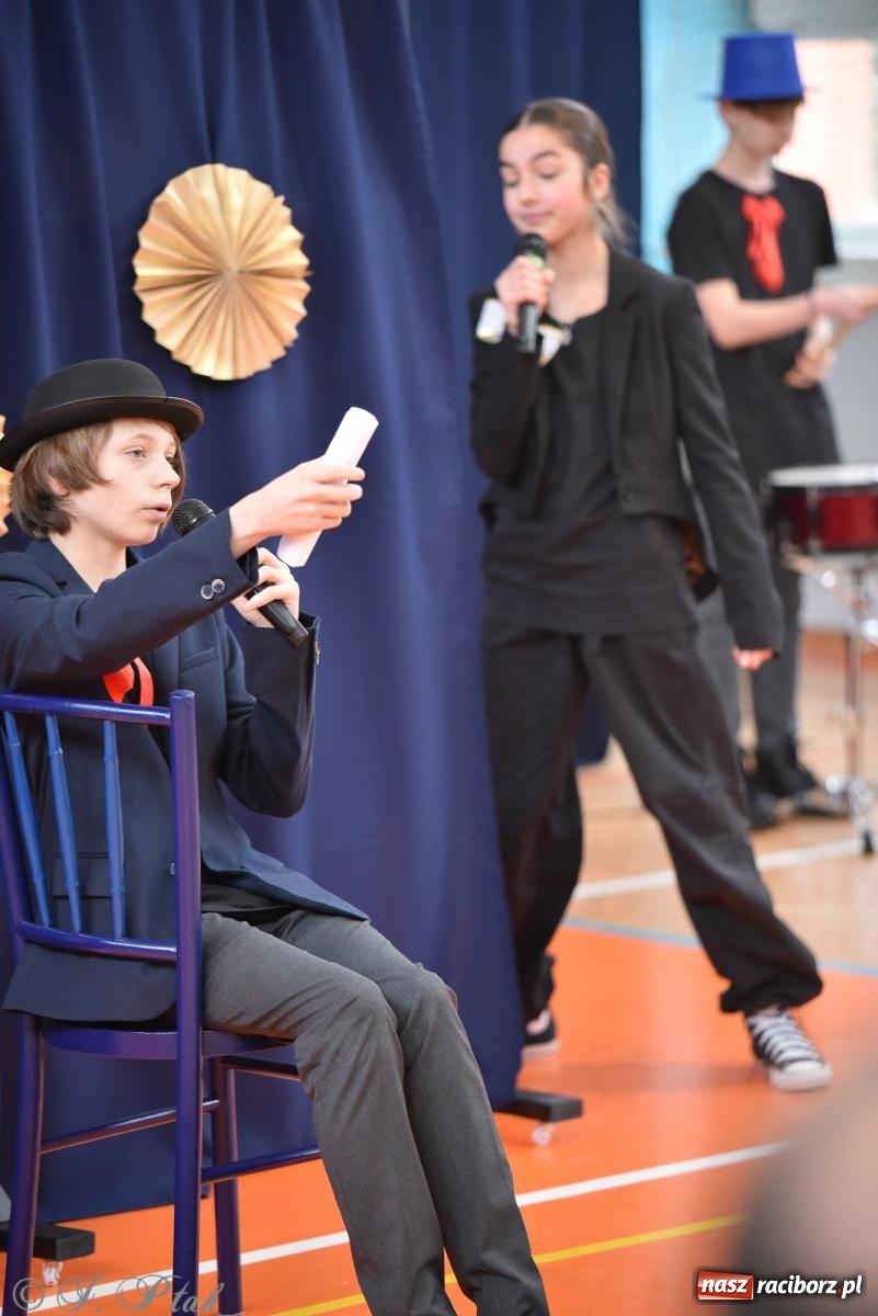 Zdjęcie w galerii na portalu naszraciborz.pl: Janek Górka zaśpiewał na urodzinach Piętnastki. Szkoła przy Słowackiego ma już 40 lat [FOTO i WIDEO] wiadomości z regionu